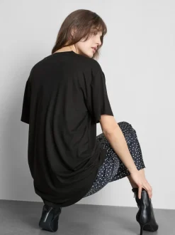 Camiseta larga con bolsillo de parche