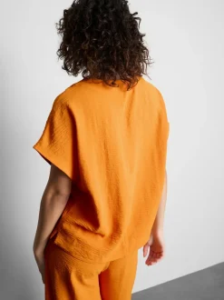 Camiseta relajada y fluida con cuello redondo