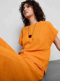 Camiseta relajada y fluida con cuello redondo