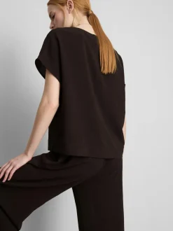 Camiseta relajada y fluida con cuello redondo
