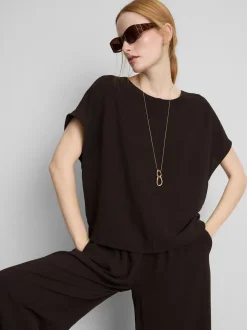 Camiseta relajada y fluida con cuello redondo
