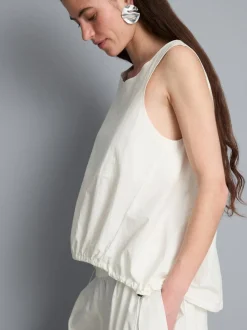 Camiseta sin mangas con bajo curvo