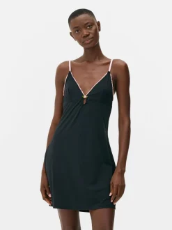 Camisón corto con ribete de encaje