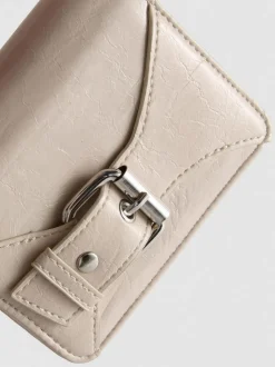 Cartera con cadena y detalle de hebilla