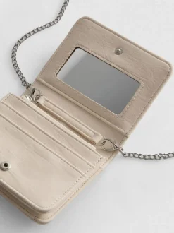 Cartera con cadena y detalle de hebilla