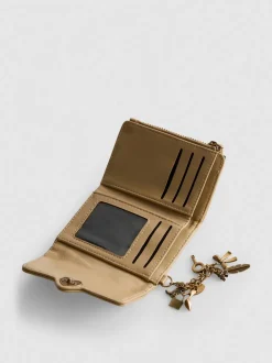 Cartera con colgante y broche de corazón