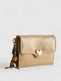Cartera con colgante y broche de corazón
