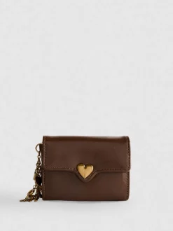 Cartera con colgante y broche de corazón