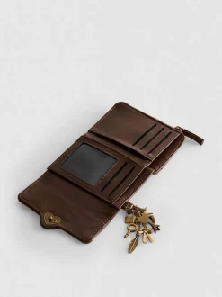 Cartera con colgante y broche de corazón