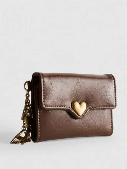 Cartera con colgante y broche de corazón