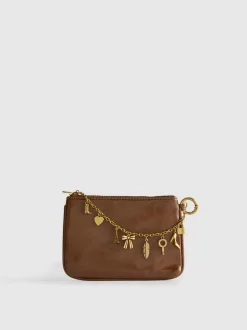 Cartera con detalle de colgantes