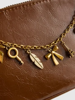 Cartera con detalle de colgantes