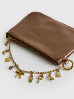 Cartera con detalle de colgantes