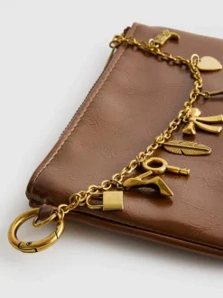 Cartera con detalle de colgantes