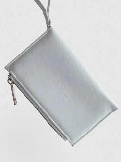 Cartera con detalle de tachuelas