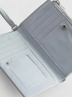 Cartera con detalle de tachuelas