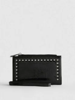 Cartera con detalle de tachuelas