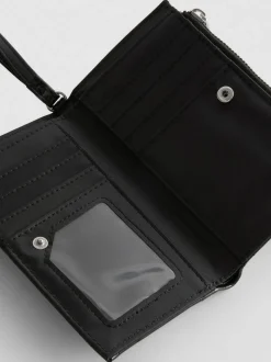 Cartera con detalle de tachuelas
