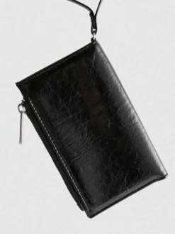 Cartera con detalle de tachuelas