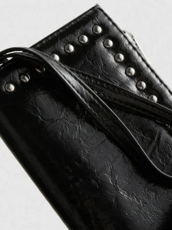 Cartera con detalle de tachuelas
