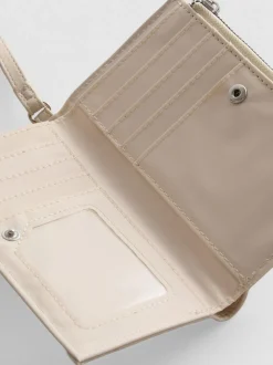 Cartera con detalle de tachuelas
