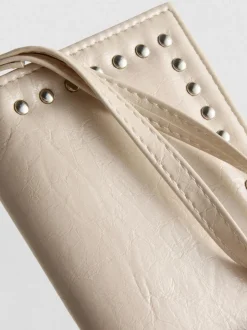 Cartera con detalle de tachuelas