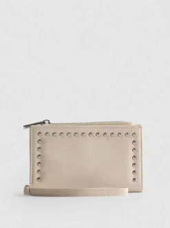 Cartera con detalle de tachuelas