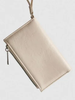 Cartera con detalle de tachuelas