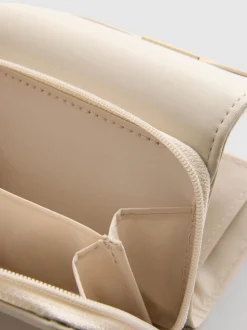 Cartera con detalle metálico y cremallera