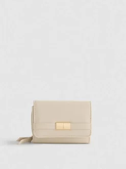 Cartera con detalle metálico y cremallera