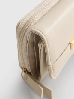 Cartera con detalle metálico y cremallera