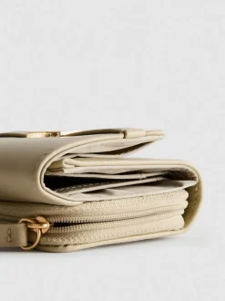 Cartera con detalle metálico y cremallera