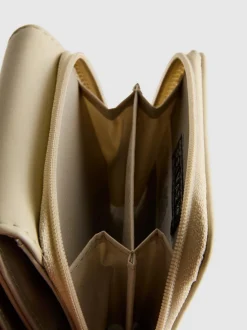 Cartera con detalle metálico y cremallera