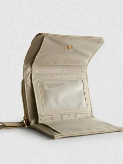 Cartera con detalle metálico y cremallera