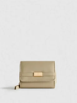 Cartera con detalle metálico y cremallera