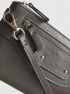 Cartera con efecto fruncido