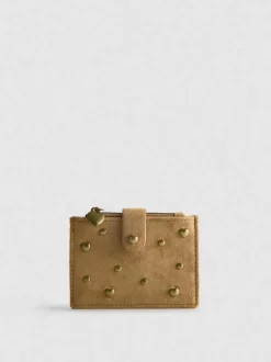 Cartera con tarjetero y diseño de tachuelas
