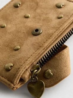 Cartera con tarjetero y diseño de tachuelas