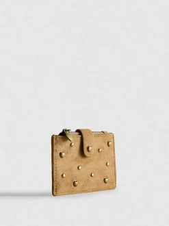 Cartera con tarjetero y diseño de tachuelas