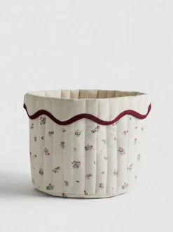 Cesta acolchada y festoneada