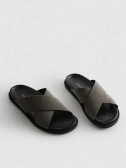 Chanclas con tiras cruzadas