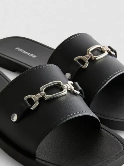 Chanclas de piel sintética con bocado de caballo