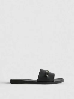 Chanclas de piel sintética con bocado de caballo