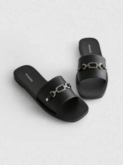 Chanclas de piel sintética con bocado de caballo