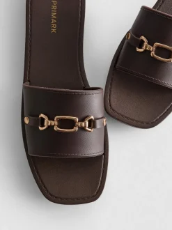 Chanclas de piel sintética con bocado de caballo