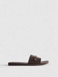 Chanclas de piel sintética con bocado de caballo