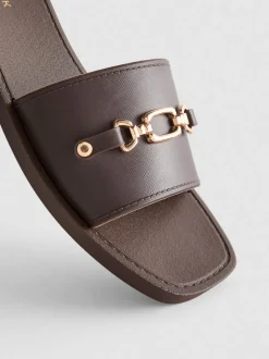 Chanclas de piel sintética con bocado de caballo