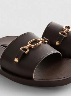 Chanclas de piel sintética con bocado de caballo