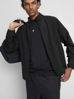 Chaqueta deportiva con cuello chimenea