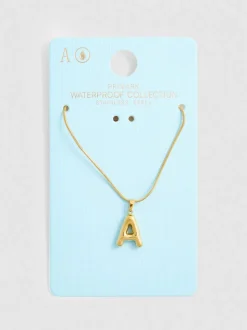 Collar con inicial resistente al agua